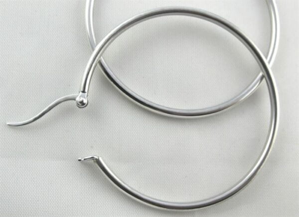 Zilveren-oorringen-2mm-met-klipsluiting--2.JPG